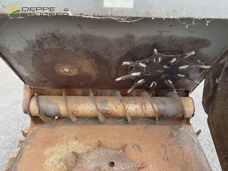 Futterverteilschaufel mit Weidemannaufnahme