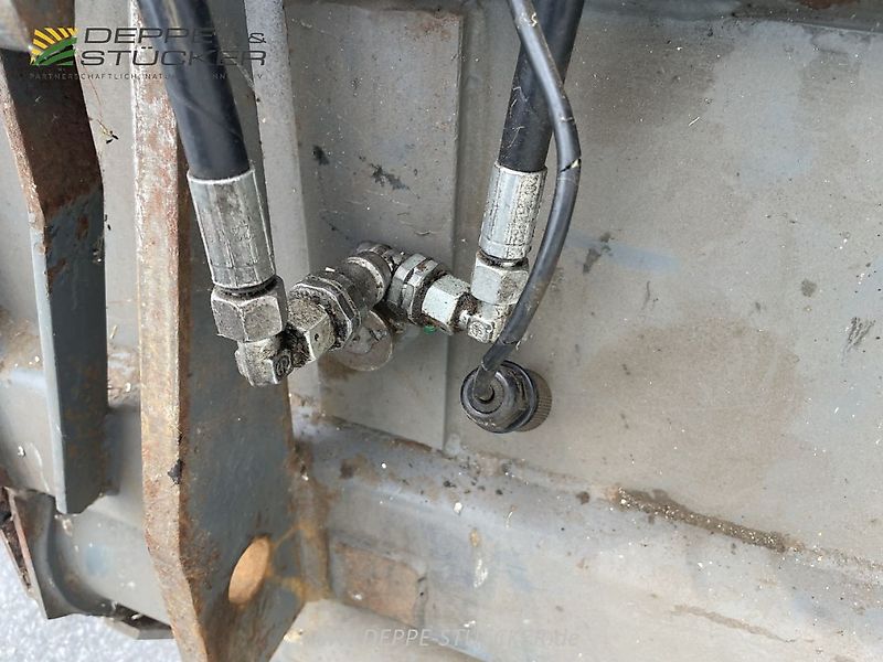 Futterverteilschaufel mit Weidemannaufnahme