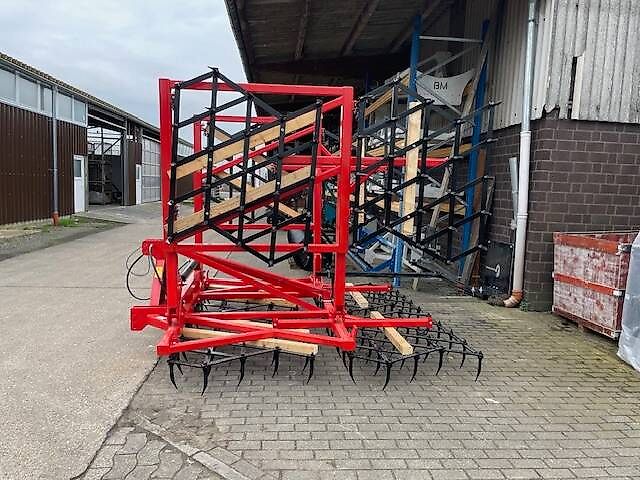 BM Maschinenbau Ackeregge / Egge 5,6m 2-reihig mit Holzauflage und Beleuchtung