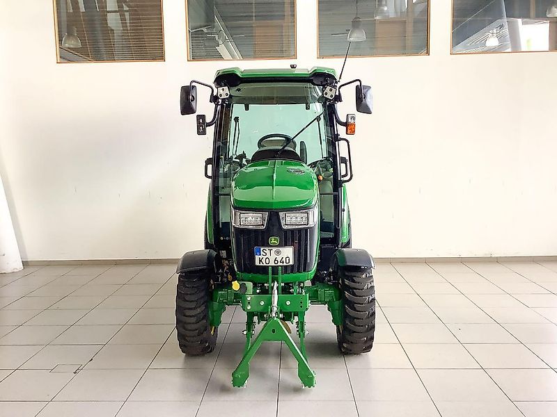 John Deere 3046R