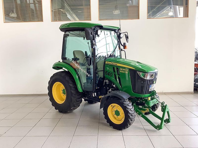 John Deere 3046R