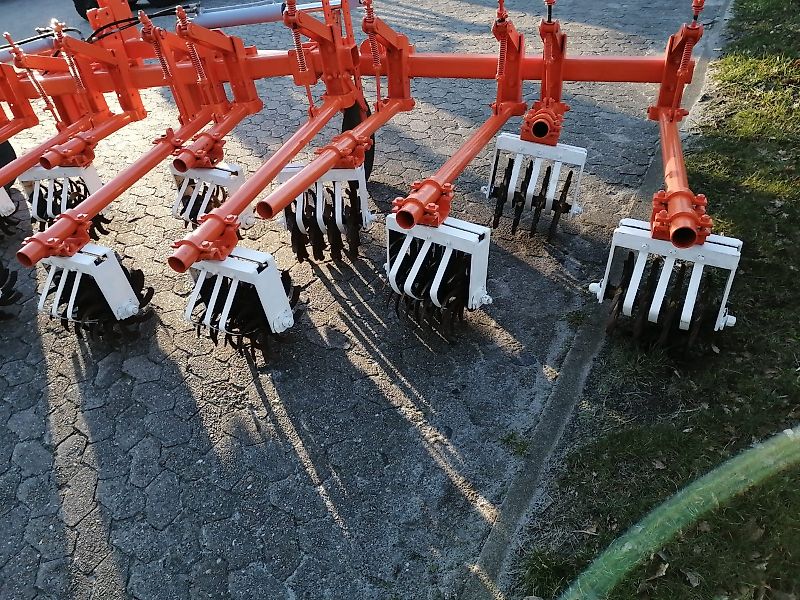 Howard Becker/Kongskilde davor Howard Howard Rollhacke 8 reihig hydraulische Klappung bis 600 cm Arbeitsbreite mit Scheibensechen zur exakten Spurführung