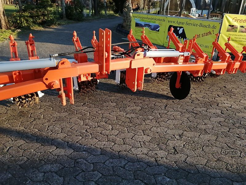 Howard Becker/Kongskilde davor Howard Howard Rollhacke 8 reihig hydraulische Klappung bis 600 cm Arbeitsbreite mit Scheibensechen zur exakten Spurführung