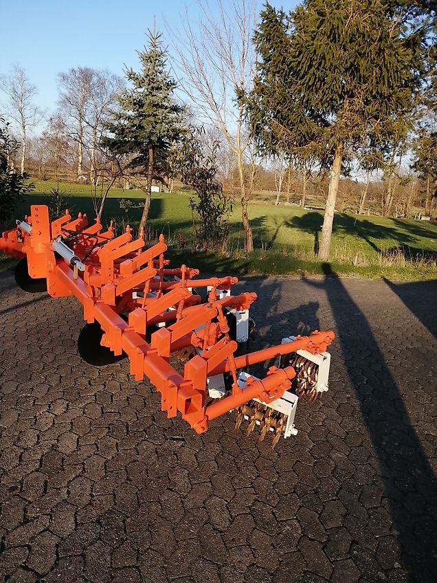 Howard Becker/Kongskilde davor Howard Howard Rollhacke 8 reihig hydraulische Klappung bis 600 cm Arbeitsbreite mit Scheibensechen zur exakten Spurführung