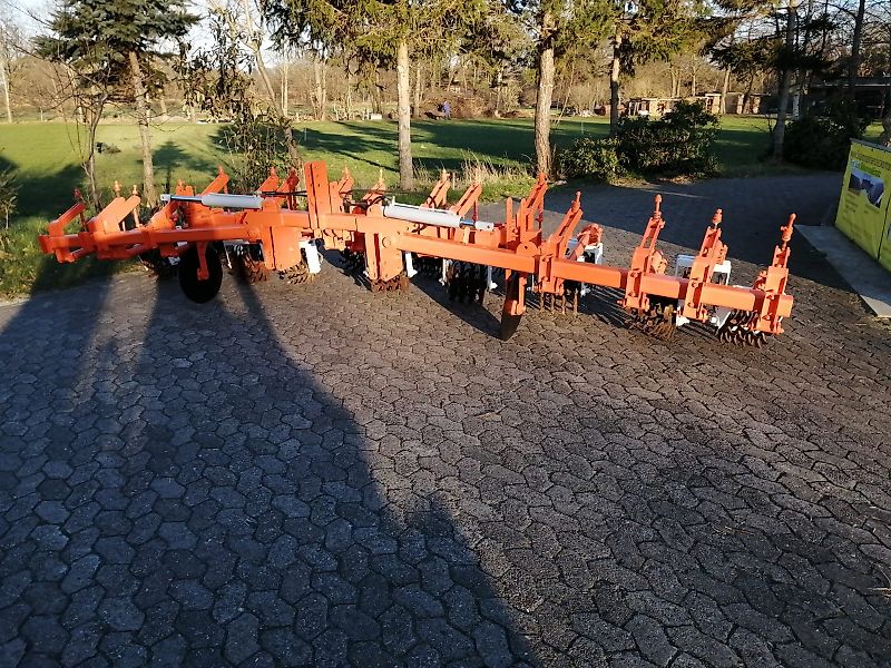 Howard Becker/Kongskilde davor Howard Howard Rollhacke 8 reihig hydraulische Klappung bis 600 cm Arbeitsbreite mit Scheibensechen zur exakten Spurführung