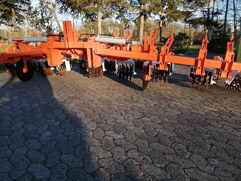 Howard Becker/Kongskilde davor Howard Howard Rollhacke 8 reihig hydraulische Klappung bis 600 cm Arbeitsbreite mit Scheibensechen zur exakten Spurführung