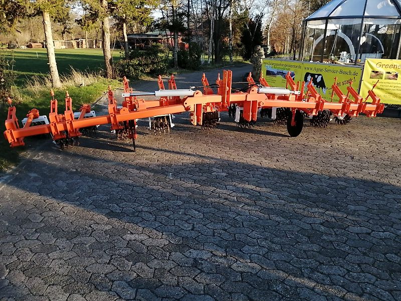 Howard Becker/Kongskilde davor Howard Howard Rollhacke 8 reihig hydraulische Klappung bis 600 cm Arbeitsbreite mit Scheibensechen zur exakten Spurführung