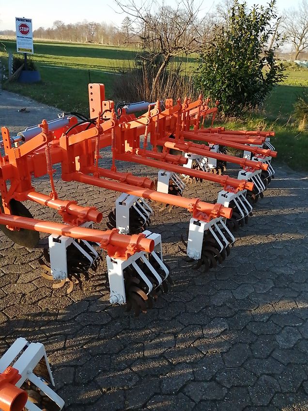 Howard Becker/Kongskilde davor Howard Howard Rollhacke 8 reihig hydraulische Klappung bis 600 cm Arbeitsbreite mit Scheibensechen zur exakten Spurführung