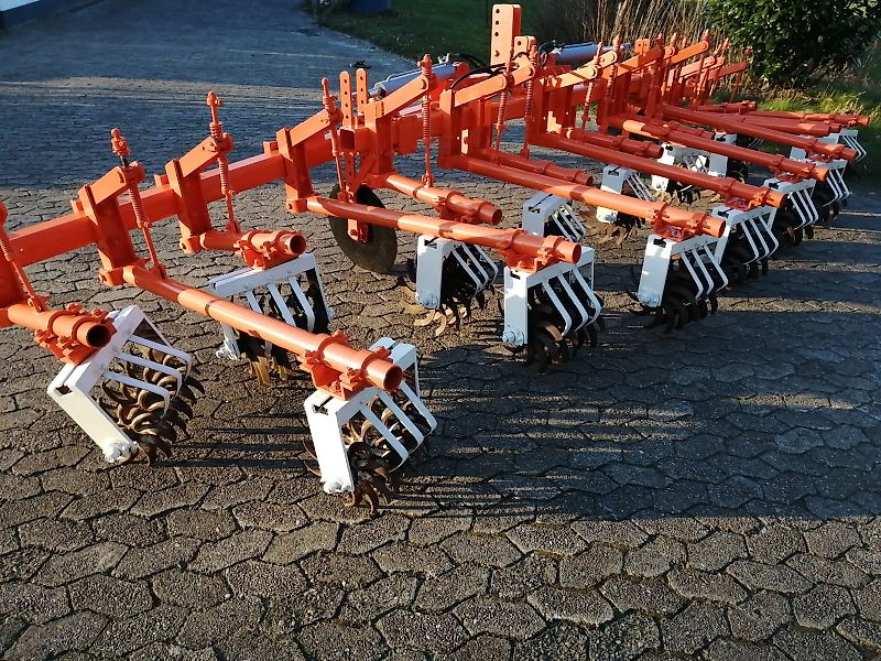 Howard Becker/Kongskilde davor Howard Howard Rollhacke 8 reihig hydraulische Klappung bis 600 cm Arbeitsbreite mit Scheibensechen zur exakten Spurführung