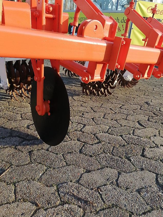 Howard Becker/Kongskilde davor Howard Howard Rollhacke 8 reihig hydraulische Klappung bis 600 cm Arbeitsbreite mit Scheibensechen zur exakten Spurführung