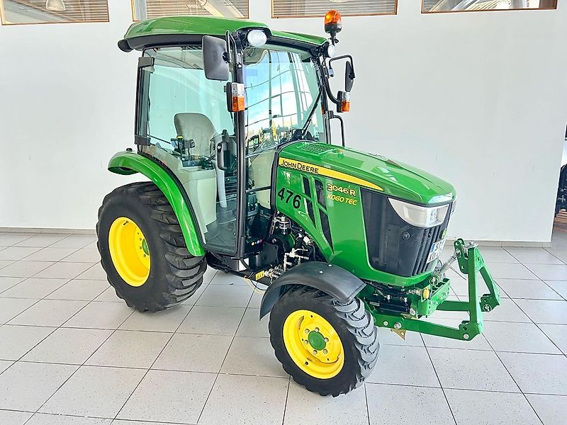John Deere 3046R