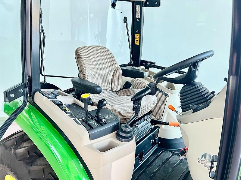John Deere 3046R