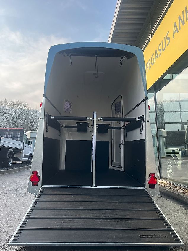 Humbaur Pegasus Style 2-Pferdeanhänger 2,4t Neu Vollpoly