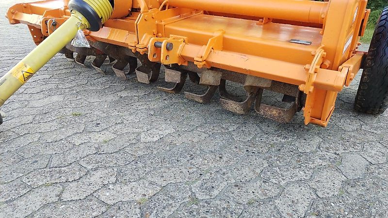 Howard Howard HA20 WU Direktsaatkombination 205 cm Arbeitsbreite Howard Sämavator mit 14 Breitsaatscharen oder Reihensaatausläufen 14,5 cm Fräßrotor mit Aufbaudrille und Pakerwalze zur Saatgutfixierung