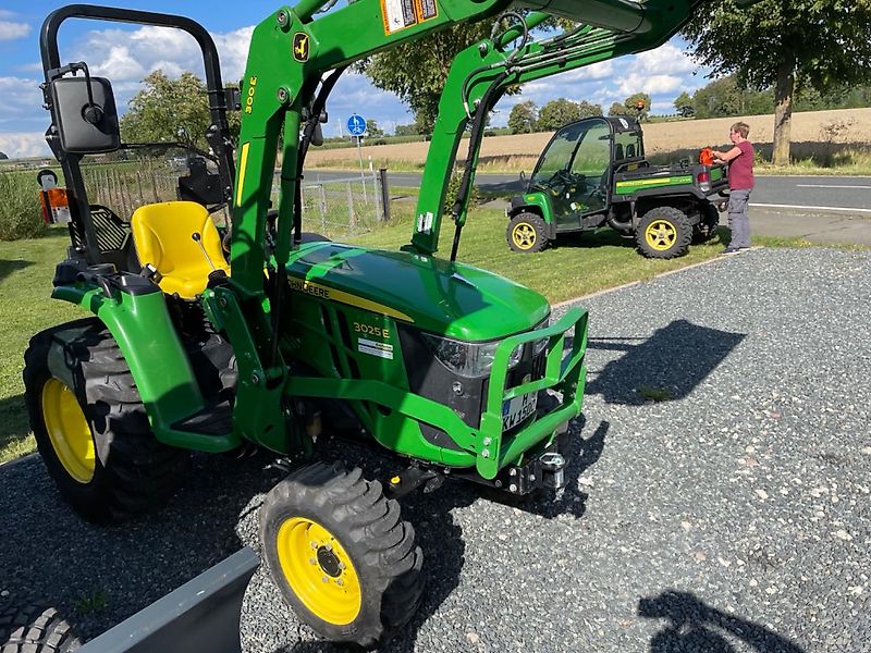 John Deere 3025 E mit 300 E Frontlader