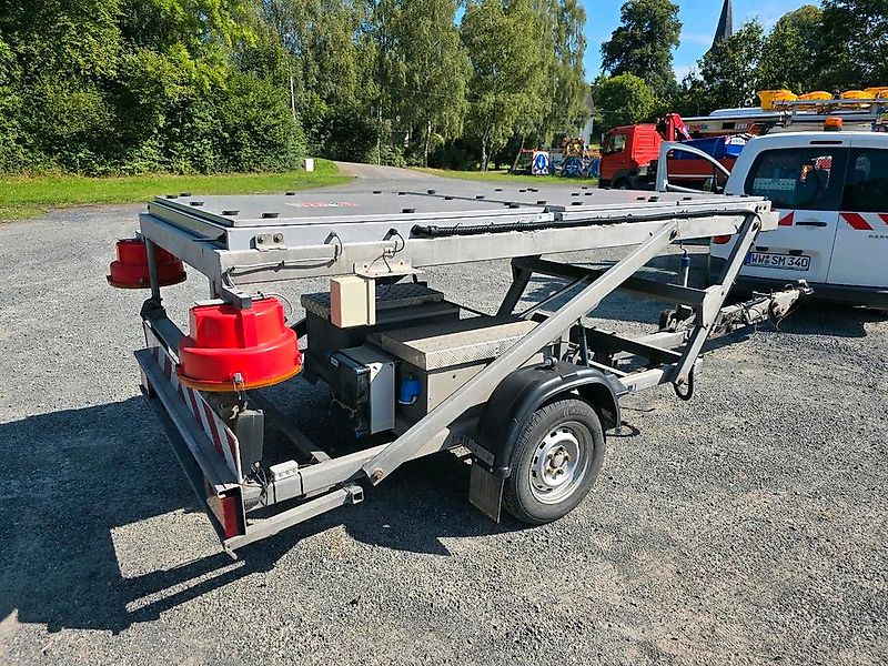 Trebbiner Horizont VWT Verkehrsleittafel Verkehrswarnanhänger Verkehrsleitanhänger Verkehrssicherungsanhänger Nissen Absperrtafel