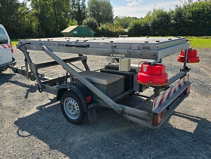 Trebbiner Horizont VWT Verkehrsleittafel Verkehrswarnanhänger Verkehrsleitanhänger Verkehrssicherungsanhänger Nissen Absperrtafel