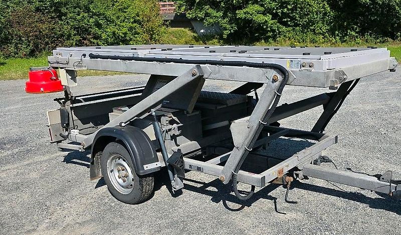 Trebbiner Horizont VWT Verkehrsleittafel Verkehrswarnanhänger Verkehrsleitanhänger Verkehrssicherungsanhänger Nissen Absperrtafel