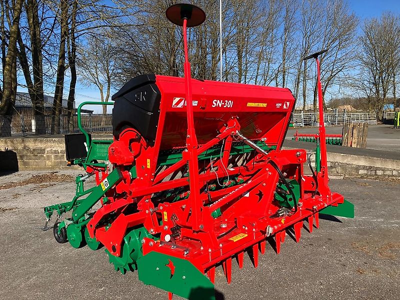AGRO-MASZ Drillkombination KE +SN301 mit Doppelscheibenscharen und Andruckrollen