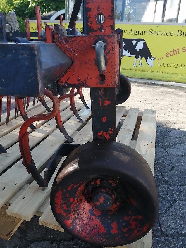 Howard Hackstriegel bis 170cm Arbeitsbreite 37 Strigelzinken 460mm länge pendelnd auf zug.11 Gefederte Grubberstile 40mm 2balkig in geschraubt2Tützräder 250mm Durchmesser in Lochschienen