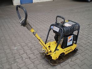 Die Rüttelplatte von Bomag ist ein reversierbarer Bodenverdichter. Es kann vor- und rückwärts bewegt werden.