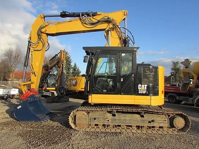 Bagger Caterpillar 325 aus dem Baujahr 2017, mieten auf traktorpool.